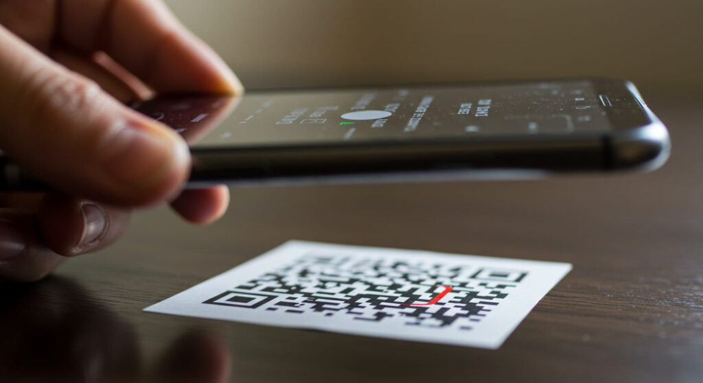 Image_fx 6 1 - innovaTopia スマートフォンでQRコードを読み取っている様子の画像