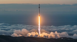 SpaceX Falcon 9、ヴァンデンバーグから24基Starlink衛星を打ち上げ – 8,400基超の低軌道コンステレーション構築