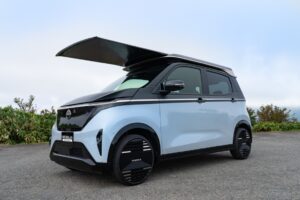 日産サクラ「Ao-Solar Extender」発表：年間3000kmを太陽光で走る、EV充電の未来とは