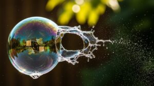 AIバブル崩壊の序章か。MIT Technology Reviewが「Hype Correction」で警鐘、OpenAI CEOも「投資家は過度に興奮している」と認める